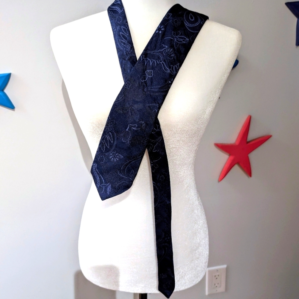 DKNY Men's Silk Tie. EUC.